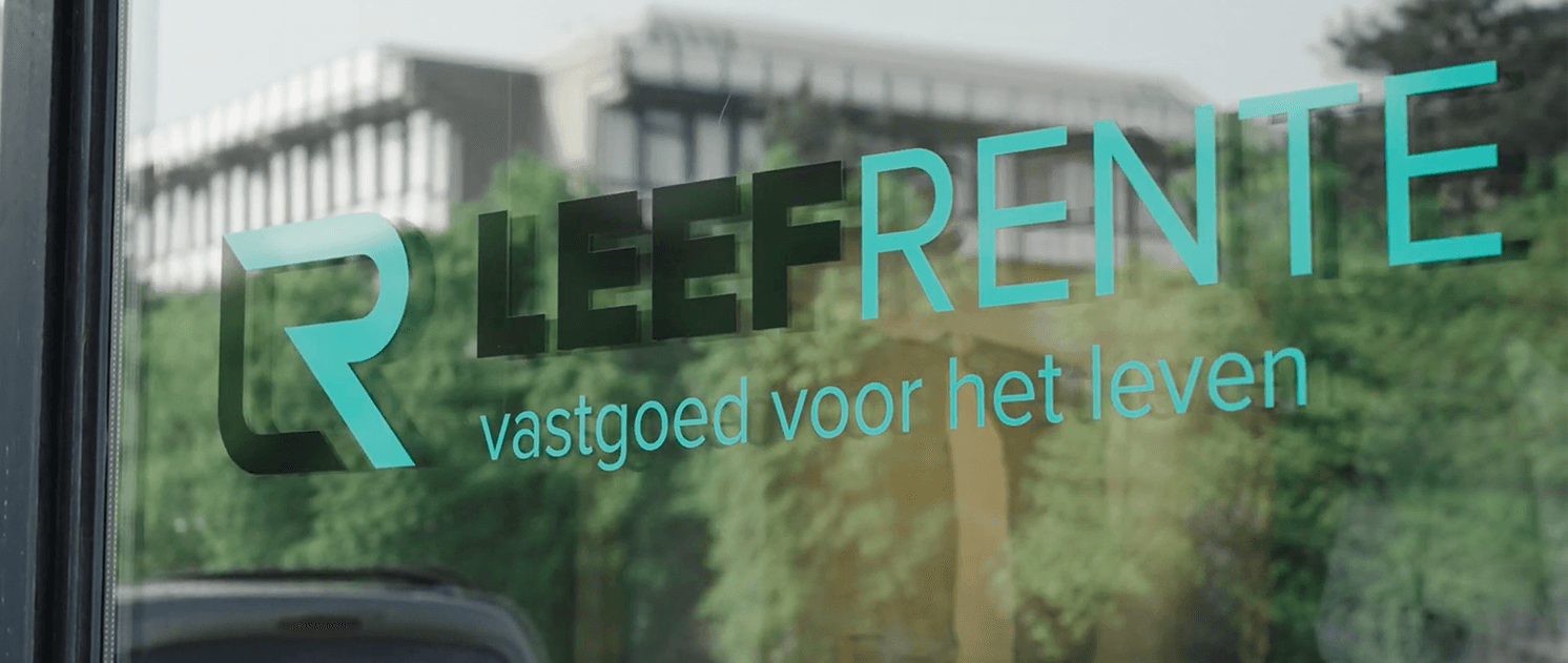 Leefrente belettering op een raam