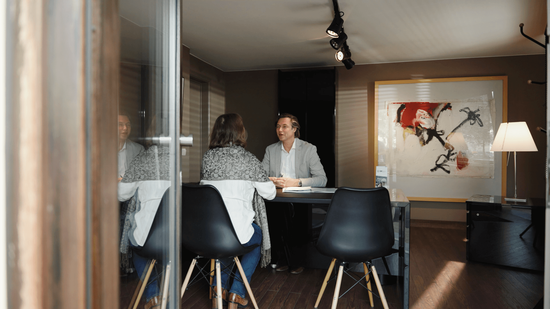 Leefrente-consultatie: gesprek tussen expert en klant in kantooromgeving