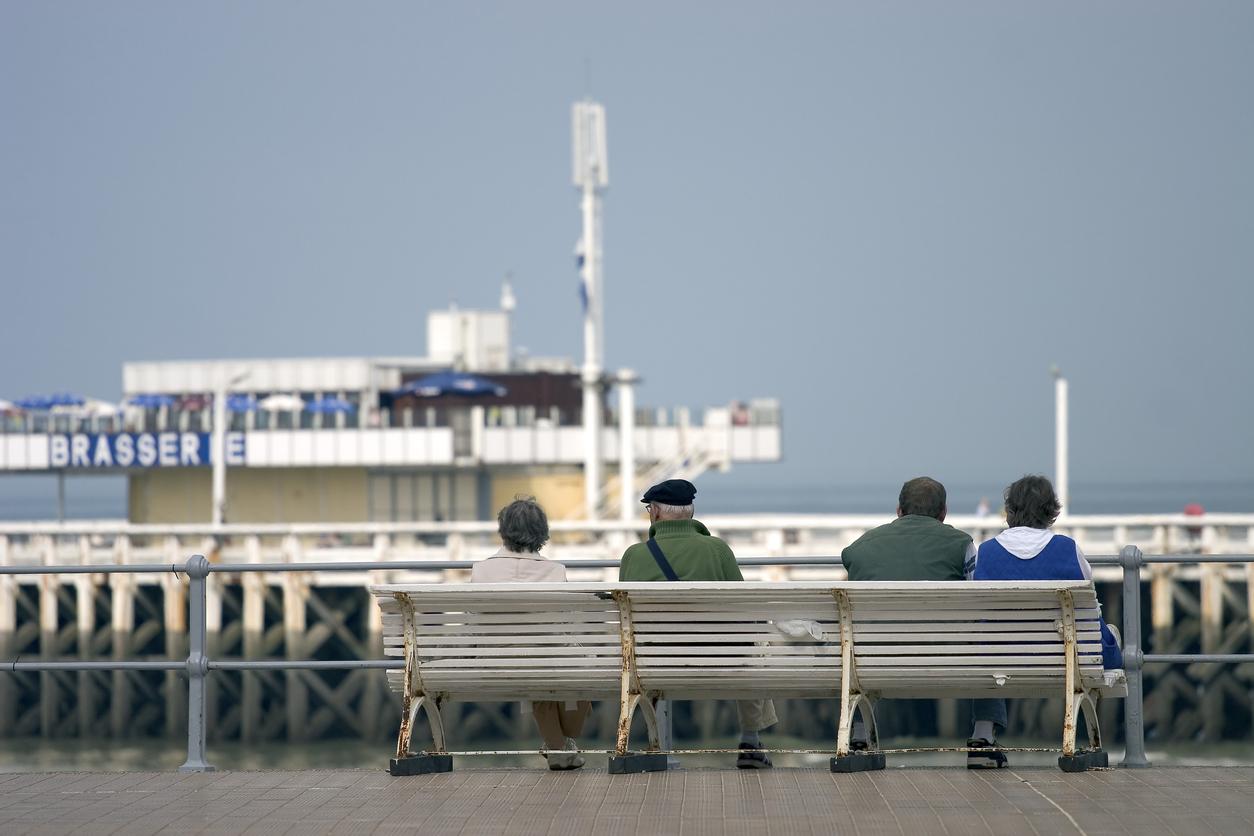 Senior koppel op bank op de dijk - Leefrente Kust